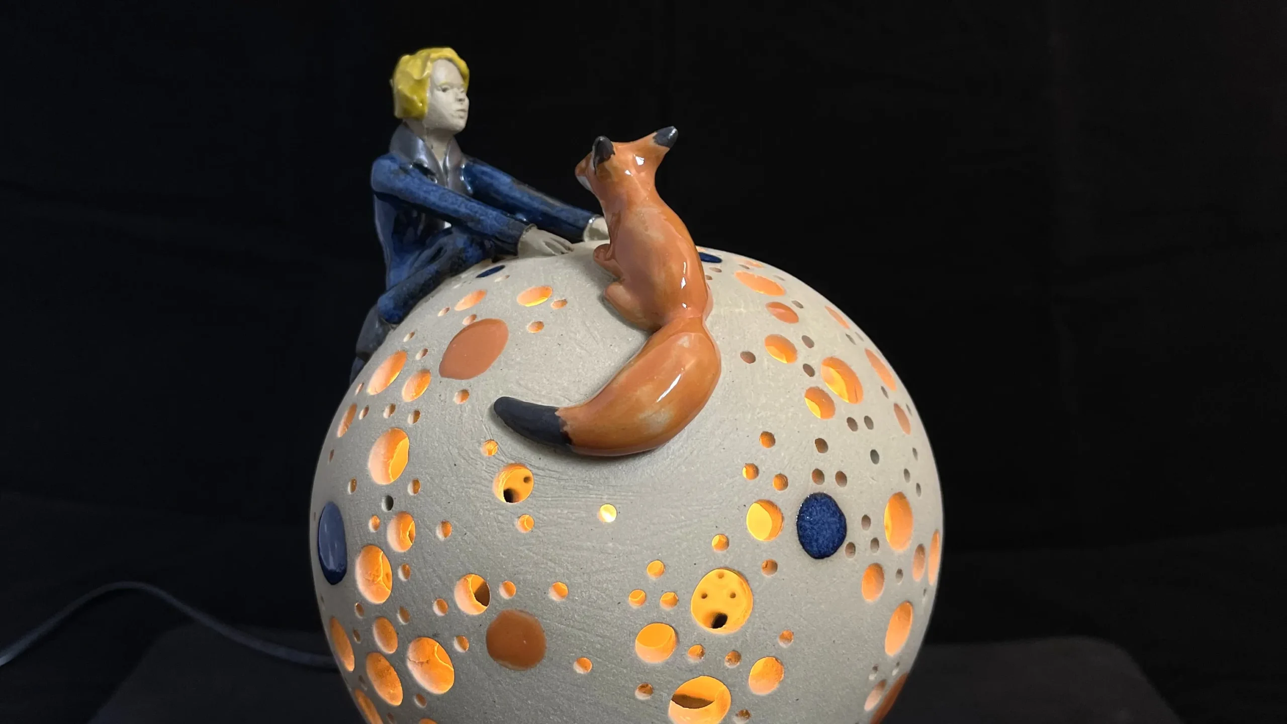 Céramique Lampe planète "le petit prince" en céramique.<br />
Créée par Camille Fourmaintraux.