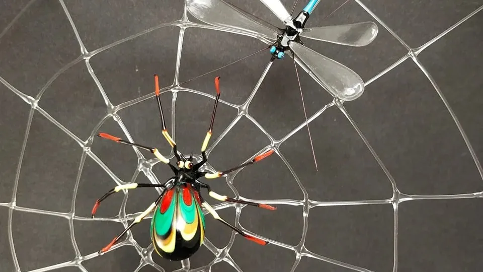 Verre_resultat Filage de verre représentant une toile, une araignée et une libellule. Créé par Claire Rocamora